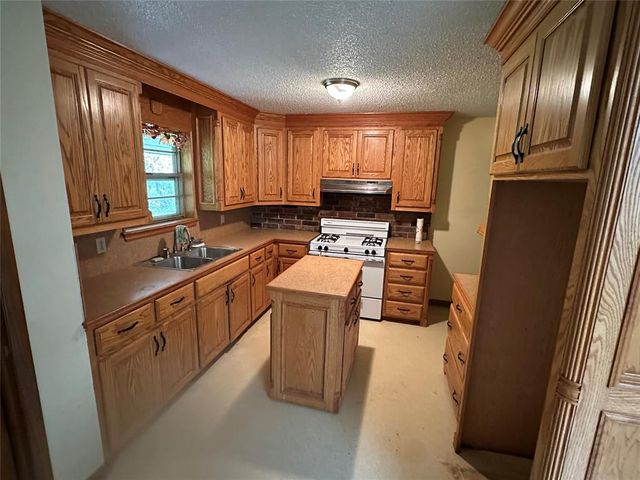 2 Lakewood Drive, Mcloud, OK 74851