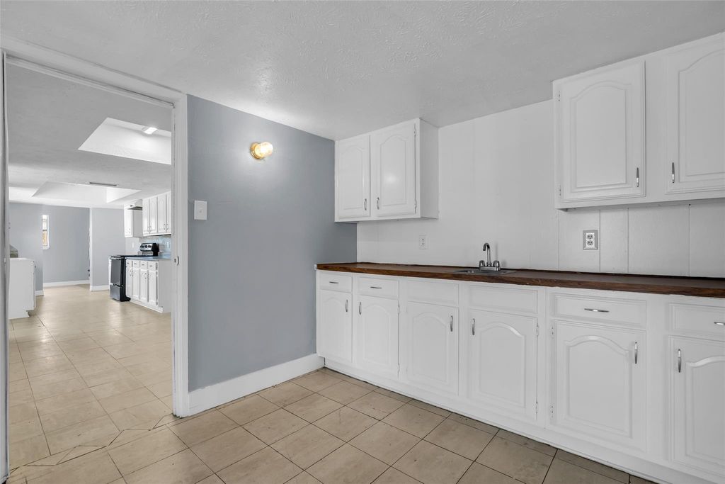 Image 10 of property listing at 15603 Mira Monte Drive, Houston, TX 77083