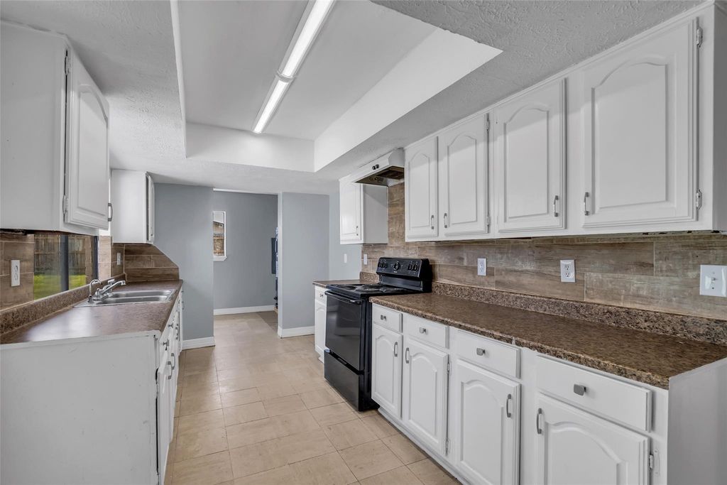 Image 12 of property listing at 15603 Mira Monte Drive, Houston, TX 77083