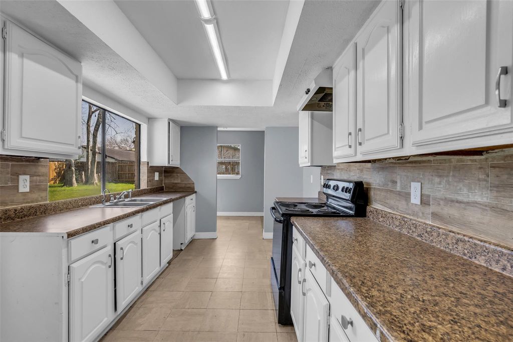 Image 13 of property listing at 15603 Mira Monte Drive, Houston, TX 77083