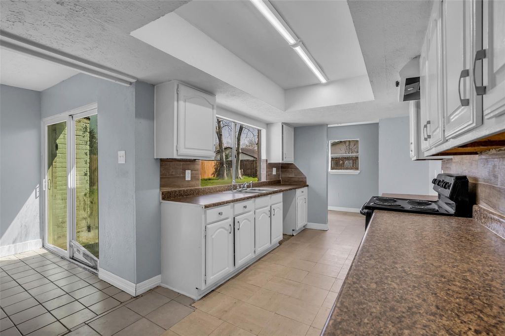 Image 14 of property listing at 15603 Mira Monte Drive, Houston, TX 77083