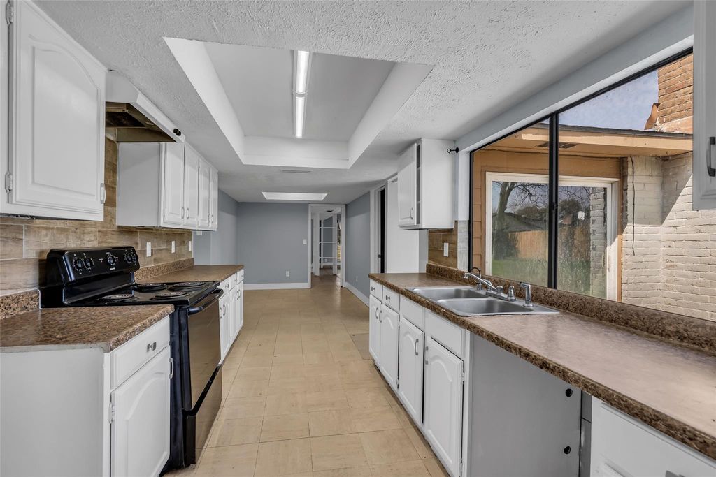 Image 15 of property listing at 15603 Mira Monte Drive, Houston, TX 77083