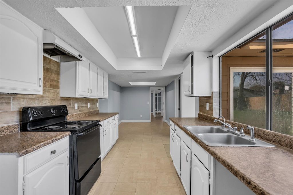 Image 16 of property listing at 15603 Mira Monte Drive, Houston, TX 77083