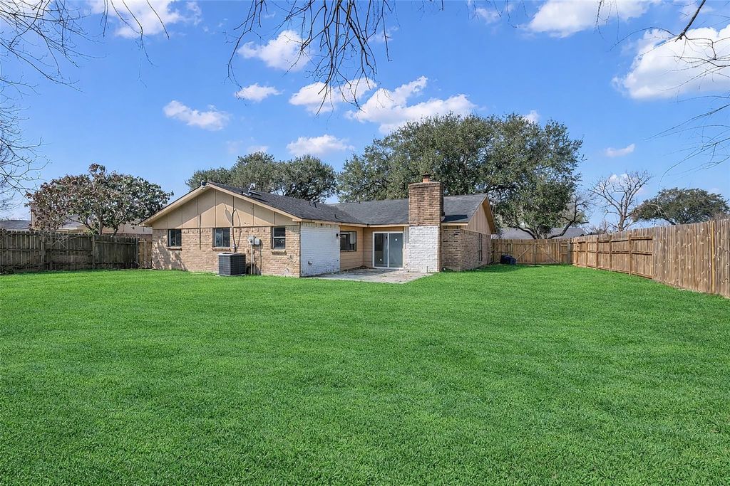 Image 25 of property listing at 15603 Mira Monte Drive, Houston, TX 77083