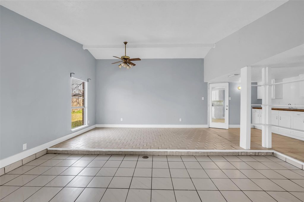Image 8 of property listing at 15603 Mira Monte Drive, Houston, TX 77083