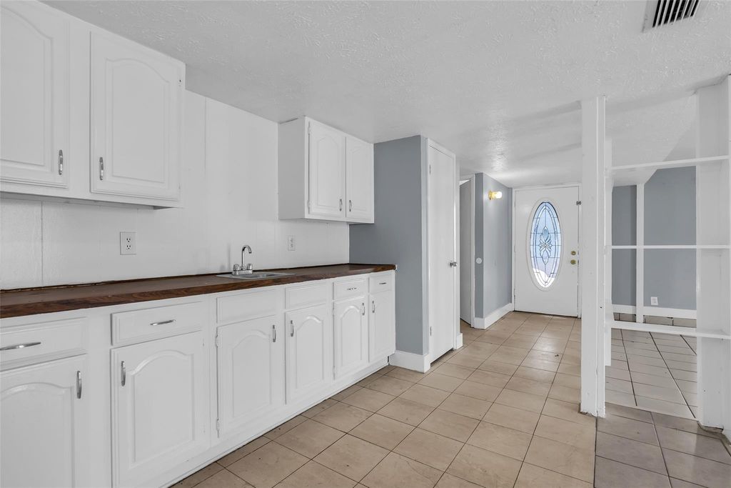 Image 9 of property listing at 15603 Mira Monte Drive, Houston, TX 77083