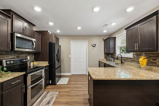 906 Riverwood Dr, Buchanan, TN 38222