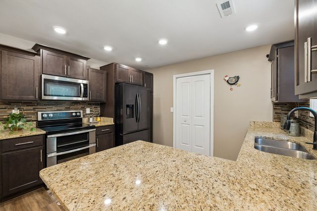 906 Riverwood Dr, Buchanan, TN 38222