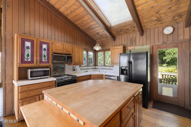 35000 Barrtree Lane, Glade Spring, VA 24340