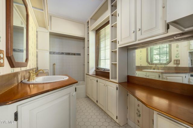 35000 Barrtree Lane, Glade Spring, VA 24340