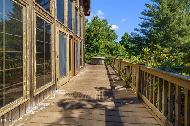 35000 Barrtree Lane, Glade Spring, VA 24340