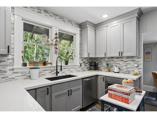 10214 Se YUKON St, Portland, OR 97266