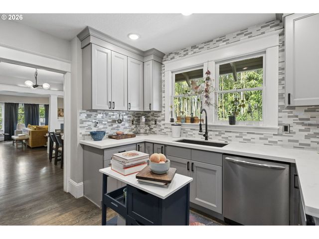 10214 Se YUKON St, Portland, OR 97266