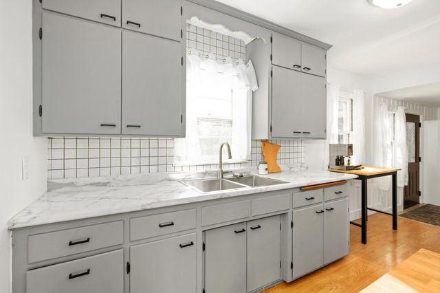 1024 County Road B2 W, Roseville, MN 55113