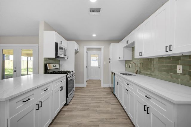 209 N Lazy Lane, Clute, TX 77531