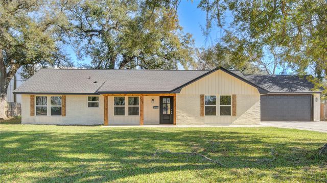 209 N Lazy Lane, Clute, TX 77531