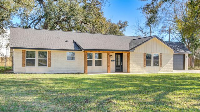 209 N Lazy Lane, Clute, TX 77531