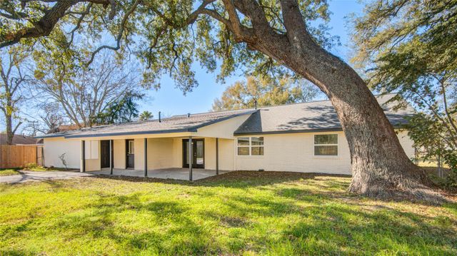 209 N Lazy Lane, Clute, TX 77531