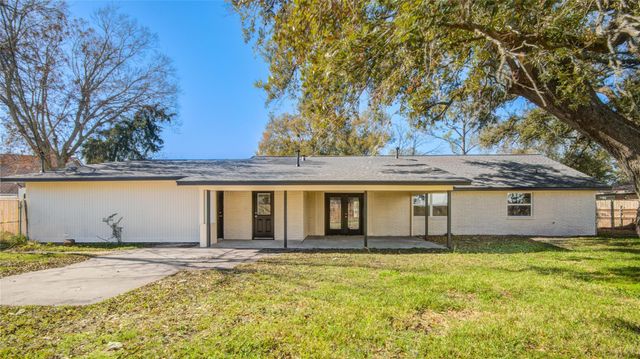 209 N Lazy Lane, Clute, TX 77531