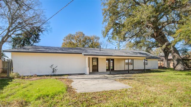 209 N Lazy Lane, Clute, TX 77531
