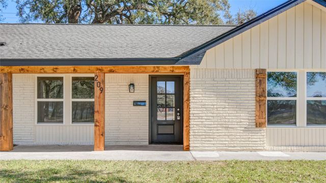 209 N Lazy Lane, Clute, TX 77531