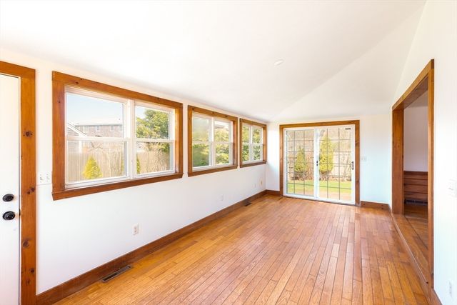 8 Providence St, Falmouth, MA 02536