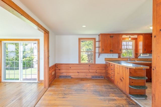 8 Providence St, Falmouth, MA 02536