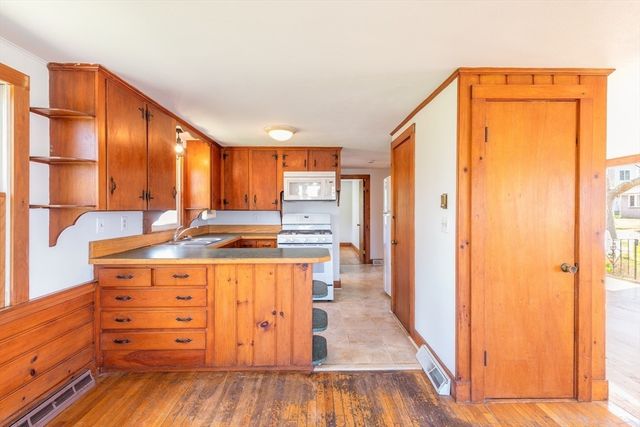 8 Providence St, Falmouth, MA 02536