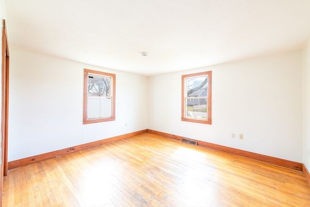 8 Providence St, Falmouth, MA 02536