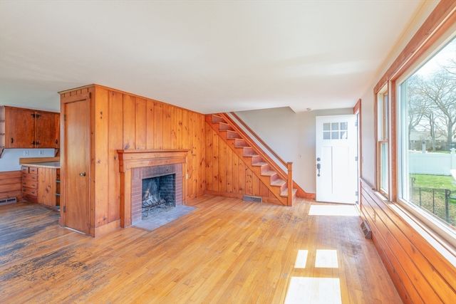 8 Providence St, Falmouth, MA 02536