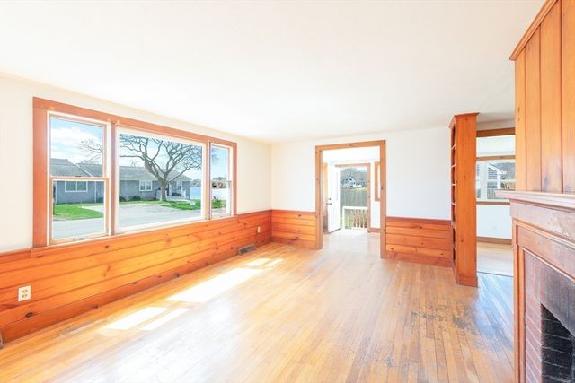 8 Providence St, Falmouth, MA 02536