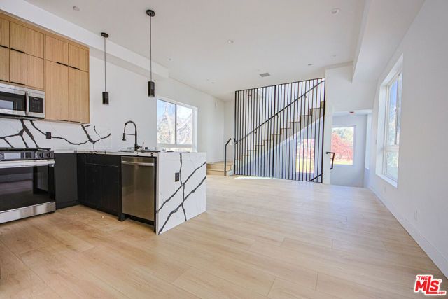 6405 Odessa Avenue, Los Angeles, CA 91406