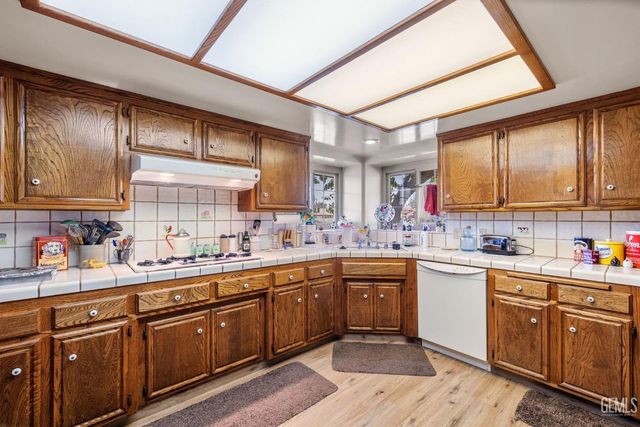 7240 Olive Drive, Bakersfield, CA 93308