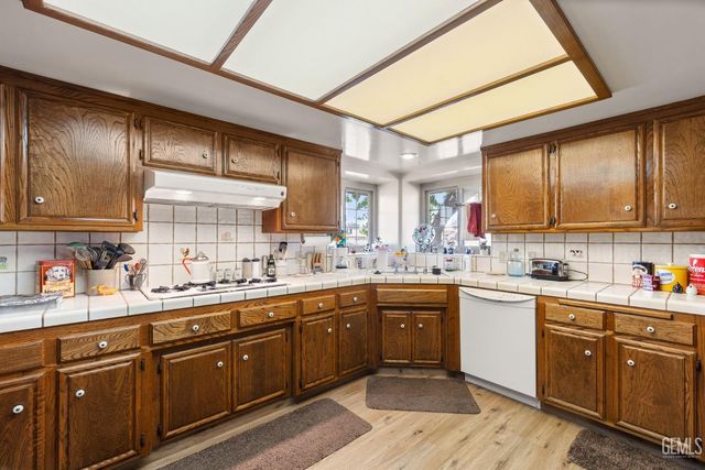 7240 Olive Drive, Bakersfield, CA 93308