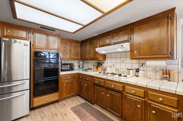 7240 Olive Drive, Bakersfield, CA 93308