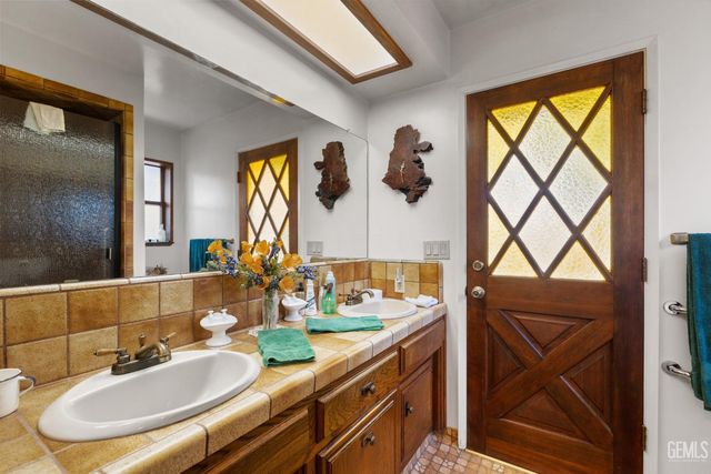 7240 Olive Drive, Bakersfield, CA 93308