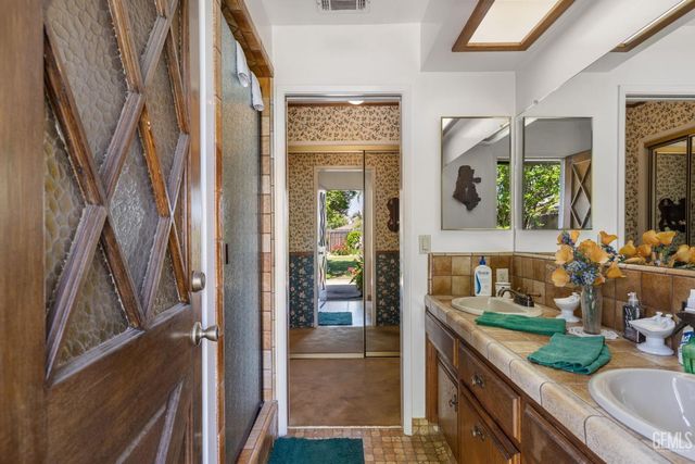 7240 Olive Drive, Bakersfield, CA 93308