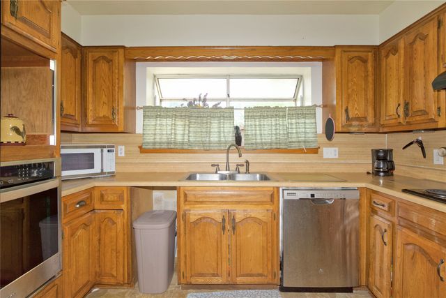 405 Meadow Drive, Gainesville, TX 76240