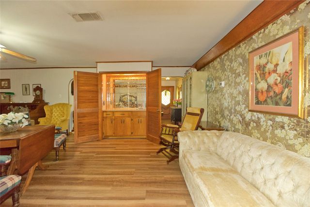 405 Meadow Drive, Gainesville, TX 76240