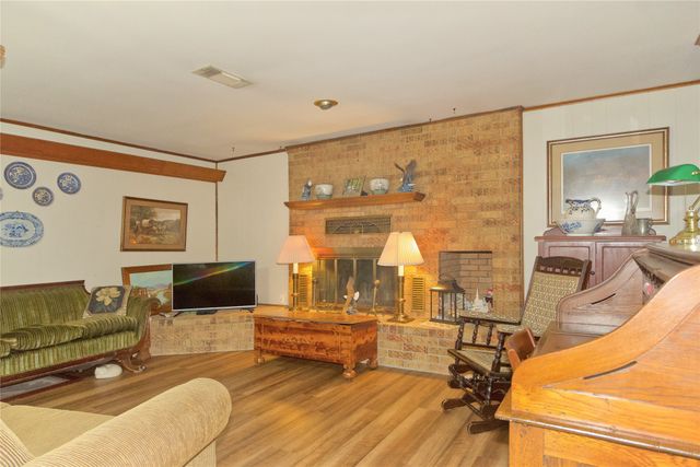 405 Meadow Drive, Gainesville, TX 76240