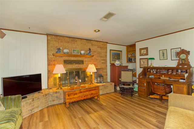 405 Meadow Drive, Gainesville, TX 76240