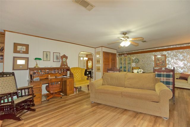 405 Meadow Drive, Gainesville, TX 76240