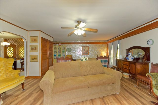 405 Meadow Drive, Gainesville, TX 76240
