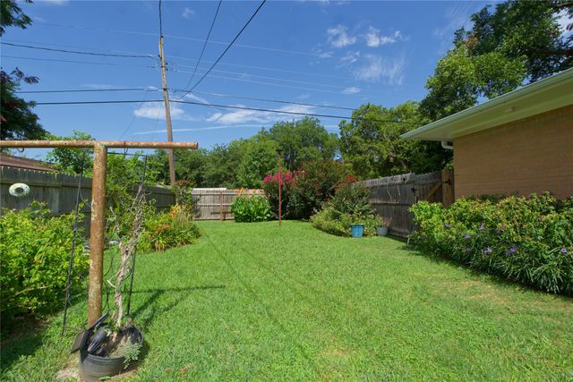 405 Meadow Drive, Gainesville, TX 76240