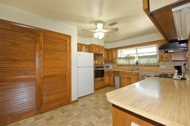 405 Meadow Drive, Gainesville, TX 76240