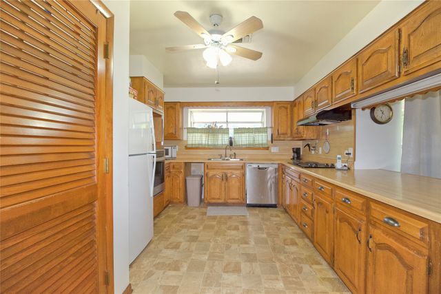 405 Meadow Drive, Gainesville, TX 76240