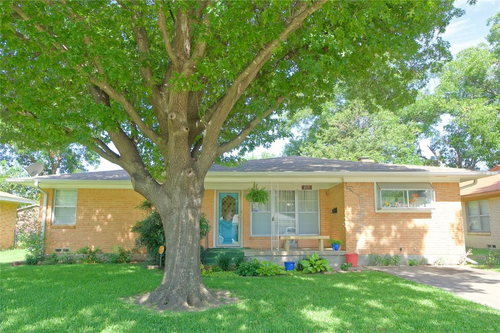 405 Meadow Drive, Gainesville, TX 76240