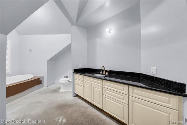 2175 Langham Drive, West Bloomfield Charter Township, MI 48323