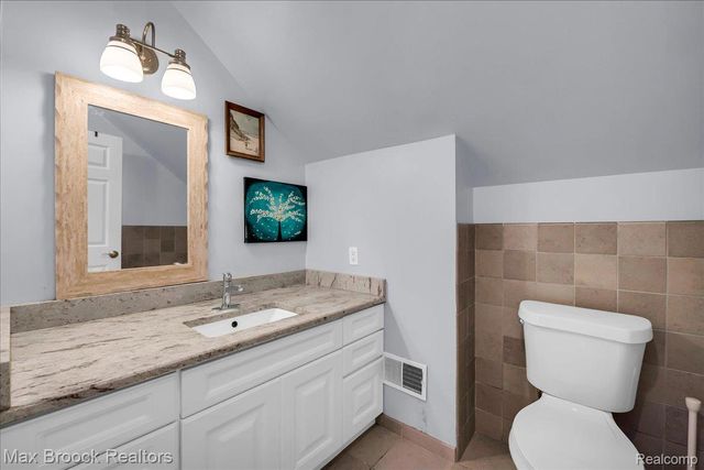 2175 Langham Drive, West Bloomfield Charter Township, MI 48323