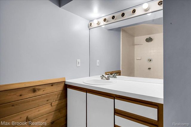 2175 Langham Drive, West Bloomfield Charter Township, MI 48323
